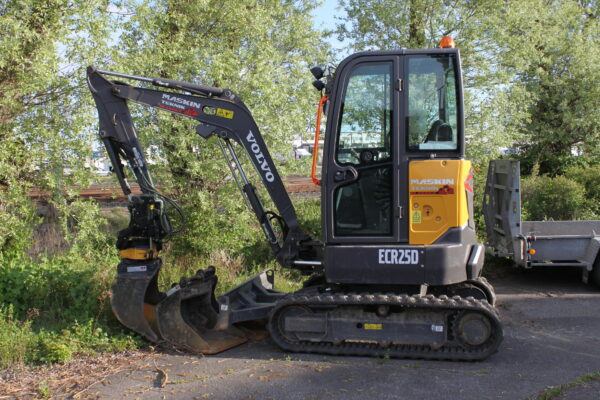 2020-Volvo ECR 25D  Tiltrotateur d'Engcon Avec remorque + 3 Godets