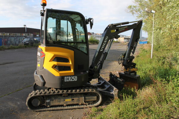 2020-Volvo ECR 25D  Tiltrotateur d'Engcon Avec remorque + 3 Godets – Image 13