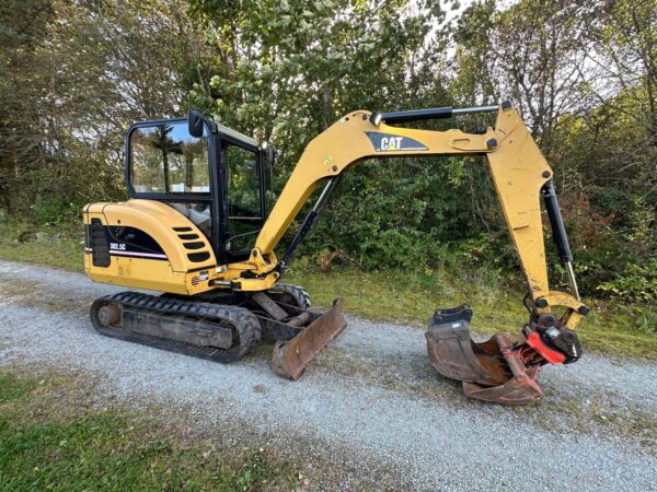 2006-Caterpillar 302.5C + 3 GODETS