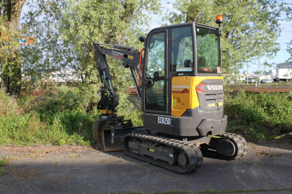 2020-Volvo ECR 25D  Tiltrotateur d'Engcon Avec remorque + 3 Godets – Image 15