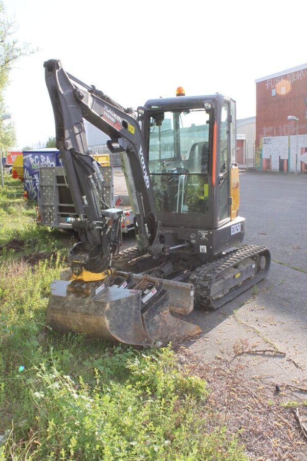 2020-Volvo ECR 25D  Tiltrotateur d'Engcon Avec remorque + 3 Godets – Image 8