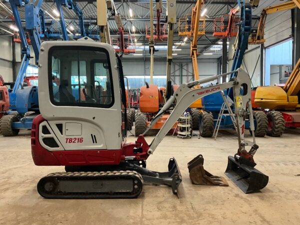 2015-Takeuchi TB 216 + 3 GODETS ET ATTACHE RAPIDE